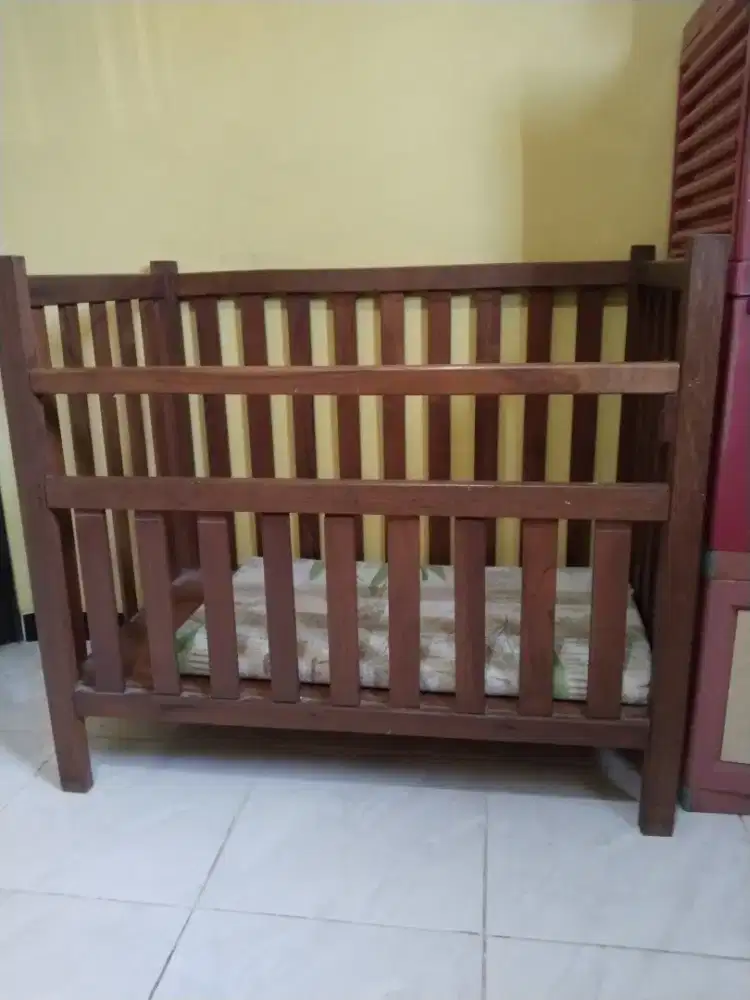 Tempat tidur bayi