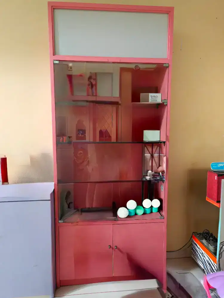 Lemari kaca pink