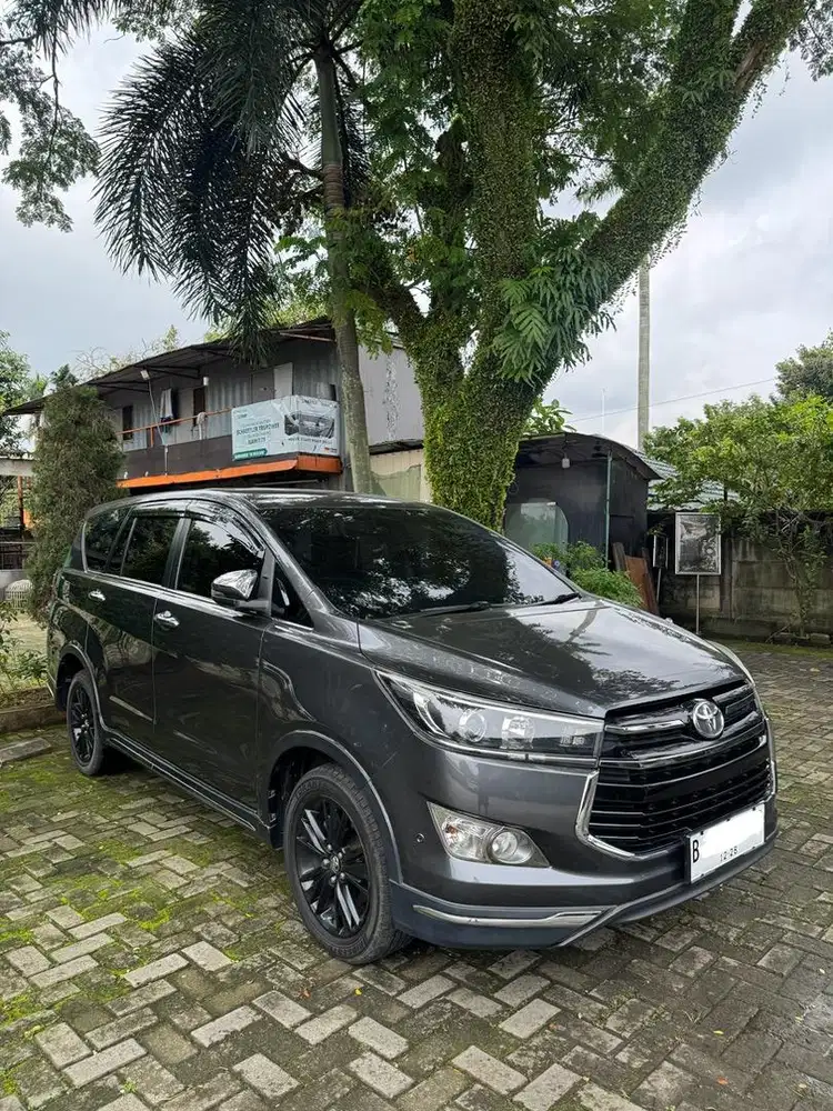 INNOVA VENTURER DIESEL 2018 AT GREY