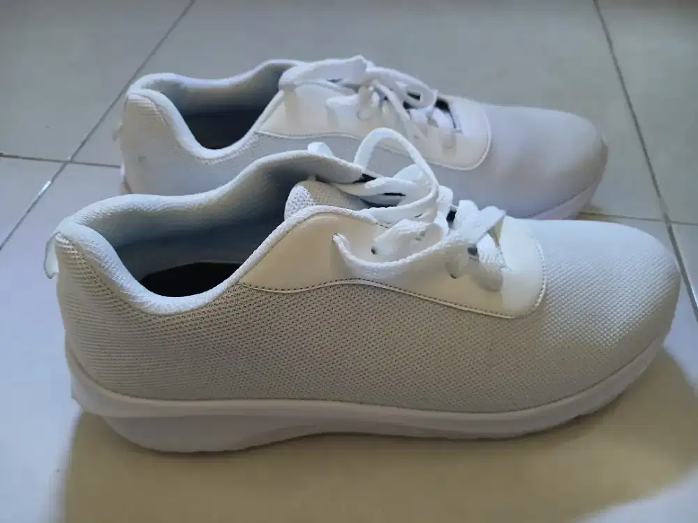 JUAL SEPATU SNEAKERS PRIA / WANITA BISA BUAT JALAN DAN RUNNING