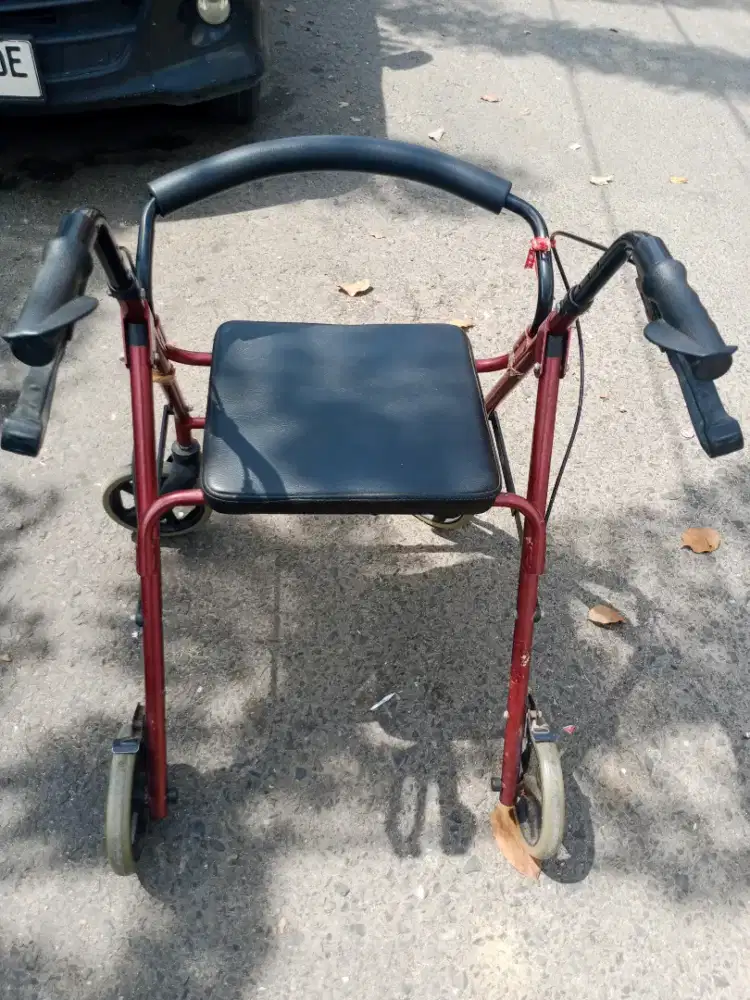 Rollator buat bantu jalan