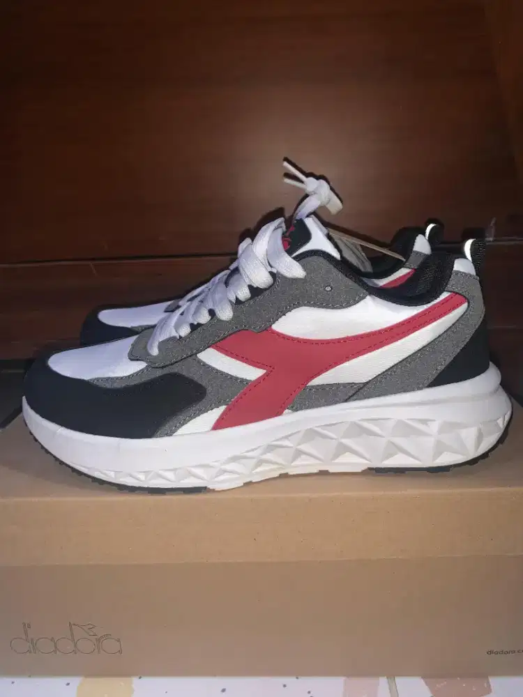 Sepatu Diadora Neutrino Men's Sneakers White-Grey-Black | Size 39