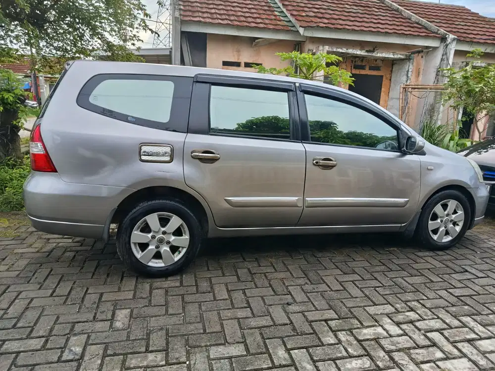 Nissan Livina 2010 Bensin