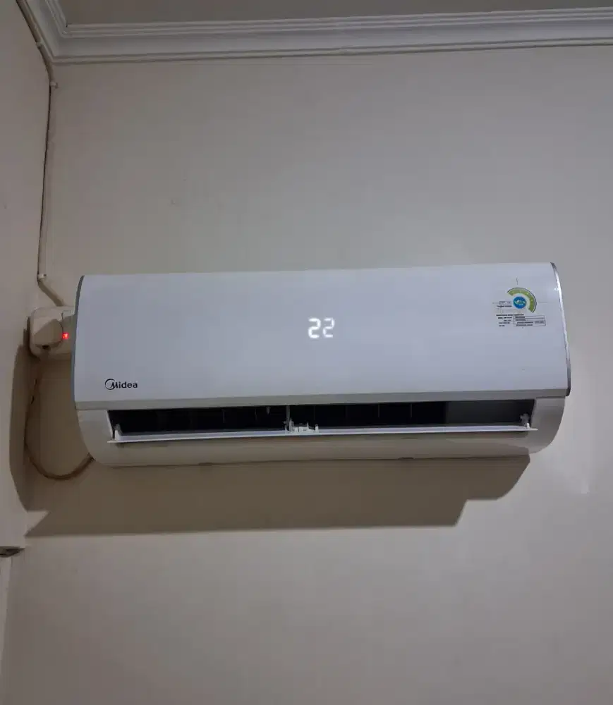 AC MIDEA 1/2PK. Like new,