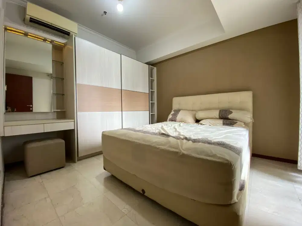 Disewakan Apartemen Royal Mediterania Garden tipe 2BR+ Furnish Lantai Sedang Lokasi Strategis dekat Mal Central Park Kantor APL dan SOHO Capital