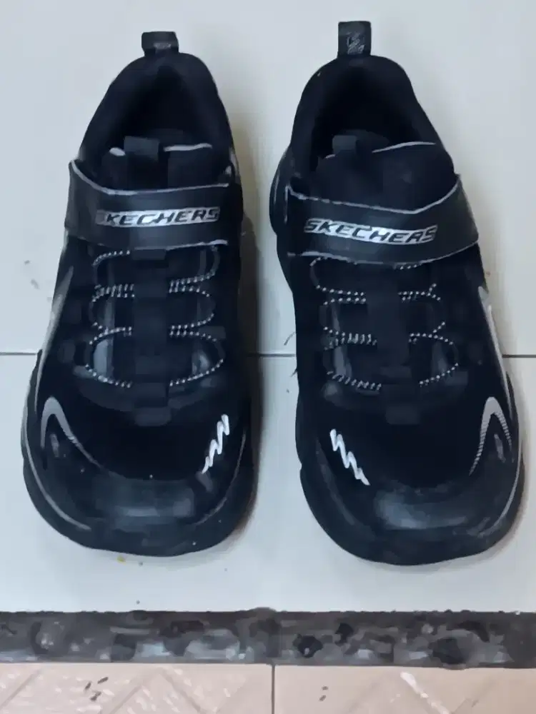 Sepatu Skechers / Vans