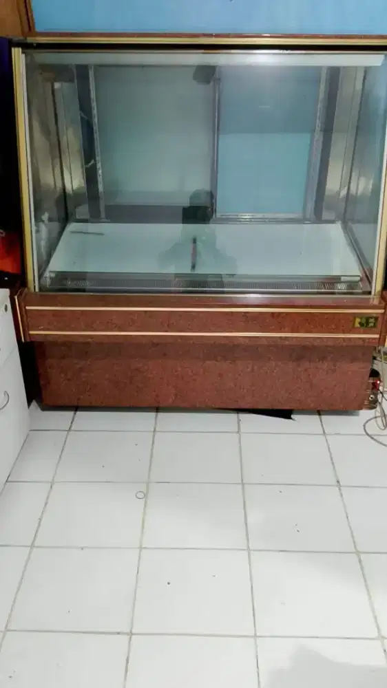 Etalase kue bolu kuker