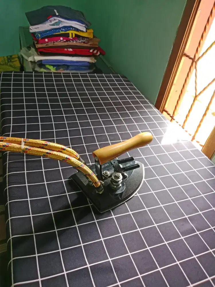 JASA SETRIKA PAKAIAN PER/KG Rp.4000 SIAP ANTAR JEMPUT