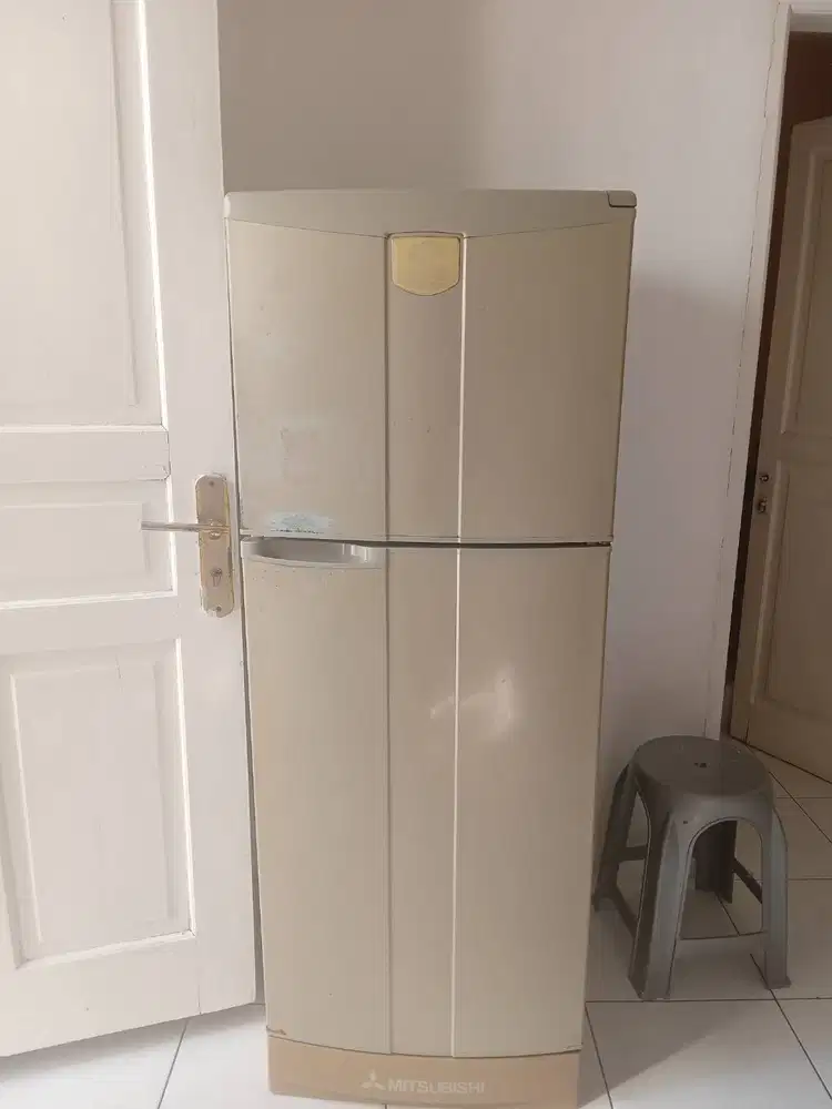 Jual Cepat Murah kulkas bekas 2 pintu merk mitsubisi type tiara