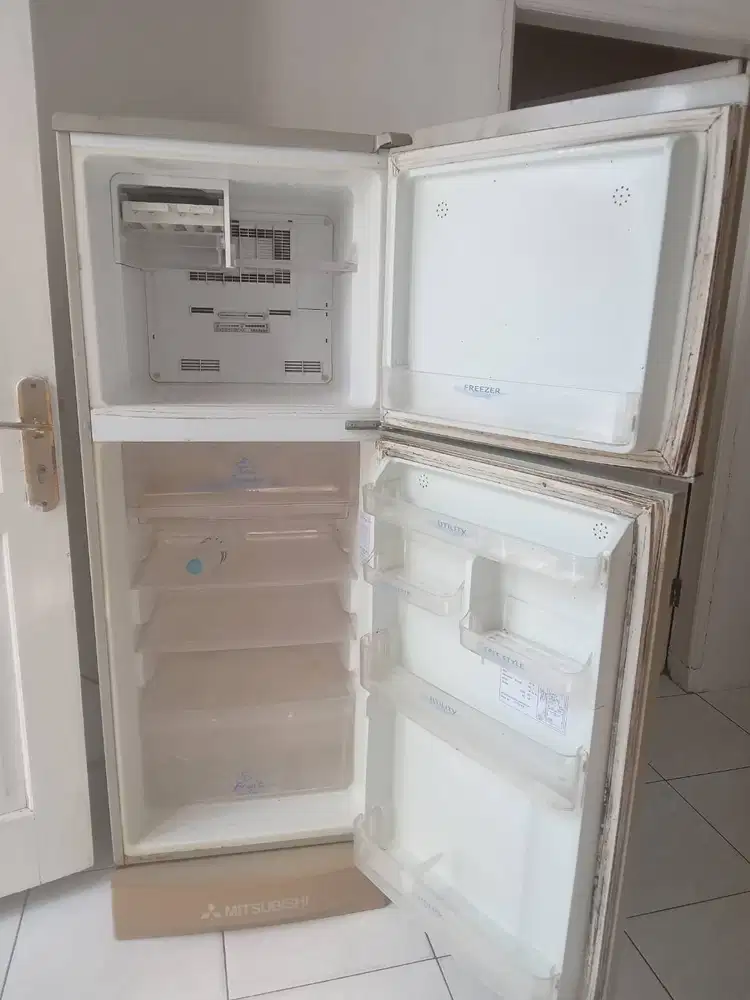 Jual Murah kulkas bekas 2 pintu merk mitsubisi type tiara