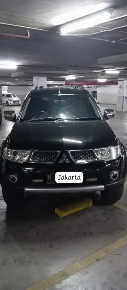 Mitsubishi  Pajero  Dakar  4 x 2  Matic  2011 - Hitam