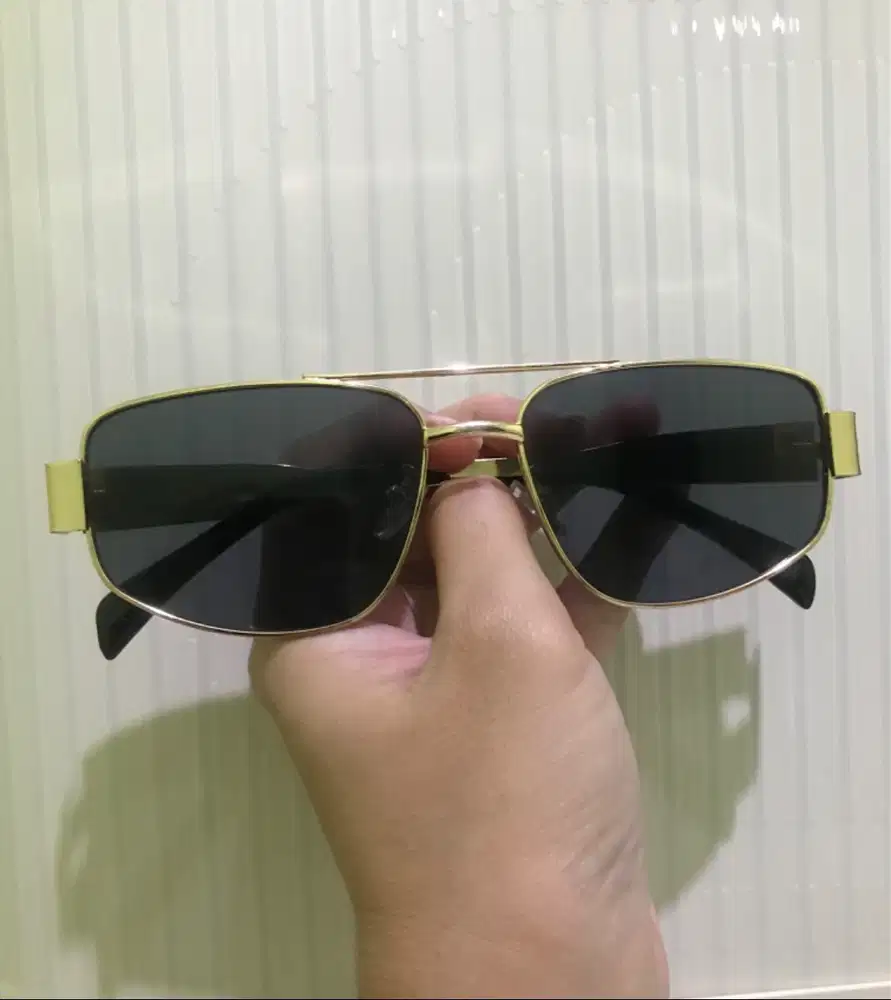 Kacamata Hitam Gaya. Bagus Frame nya Gold Lensa nya Hitam. Cewe & Cowo