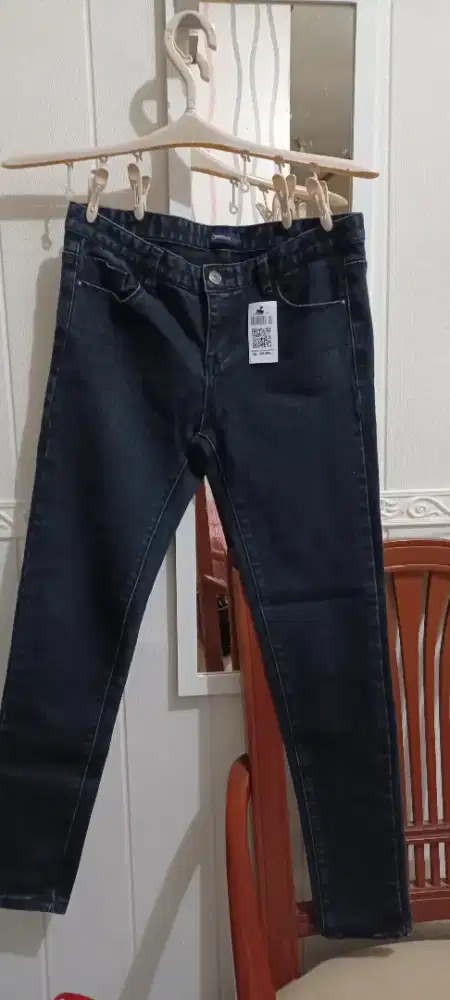 Celana jeans wanita warna hitam