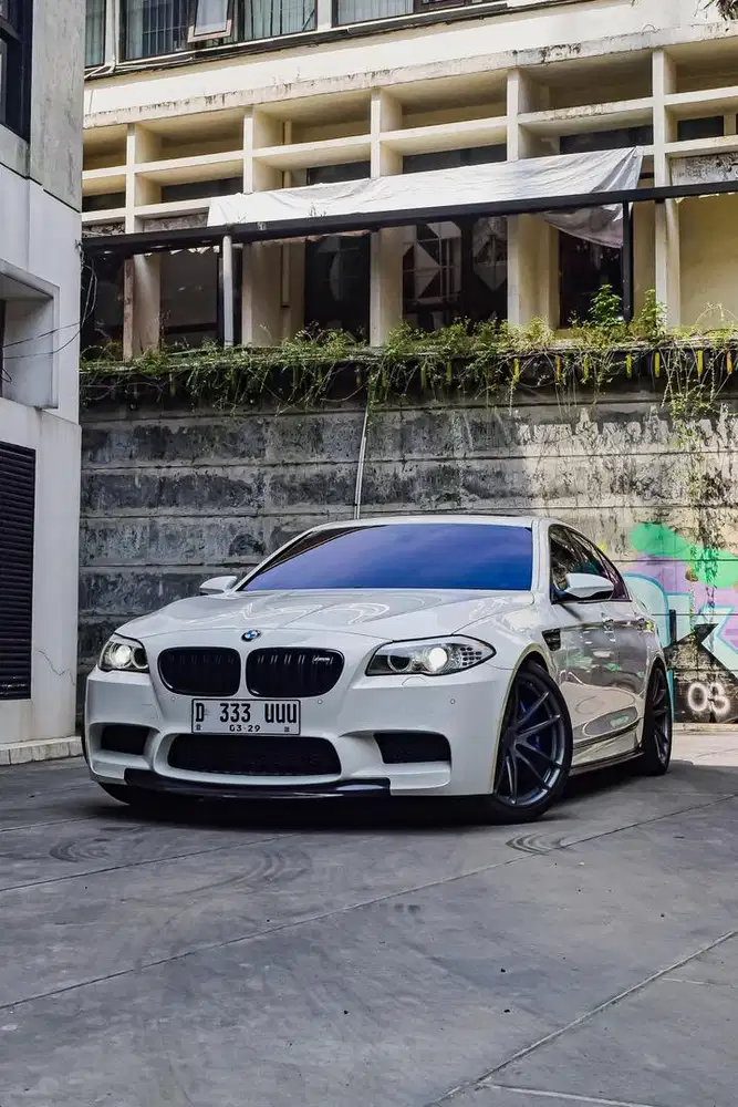 BMW M5 Sport Sedan – Mobil Mewah Performa Tinggi | KM Rendah 15.000