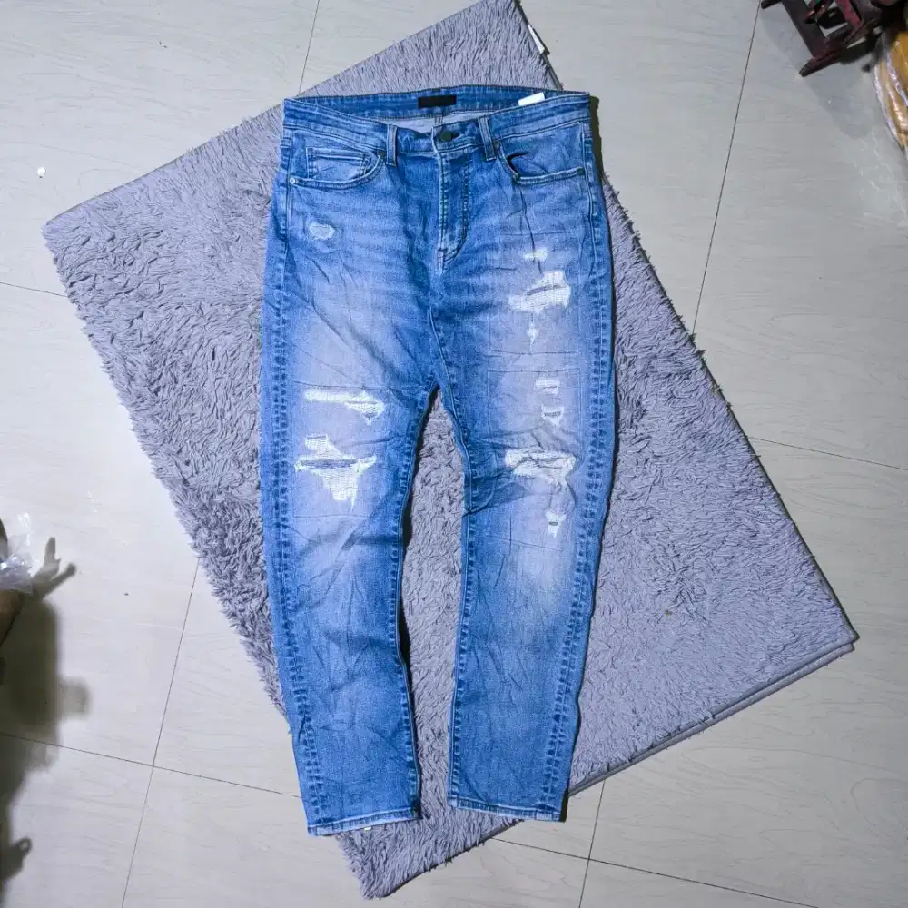 Celana jeans uniqlo ripped sz 33 skinny like new