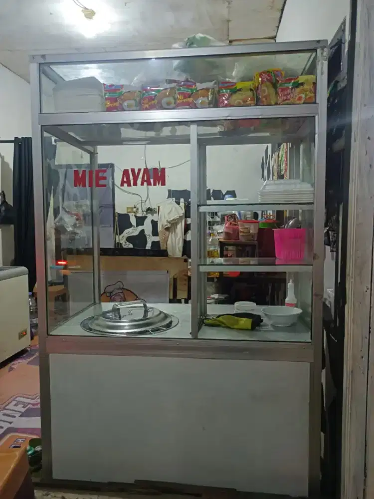 Etalase kaca mie ayam kondisi masih mulus