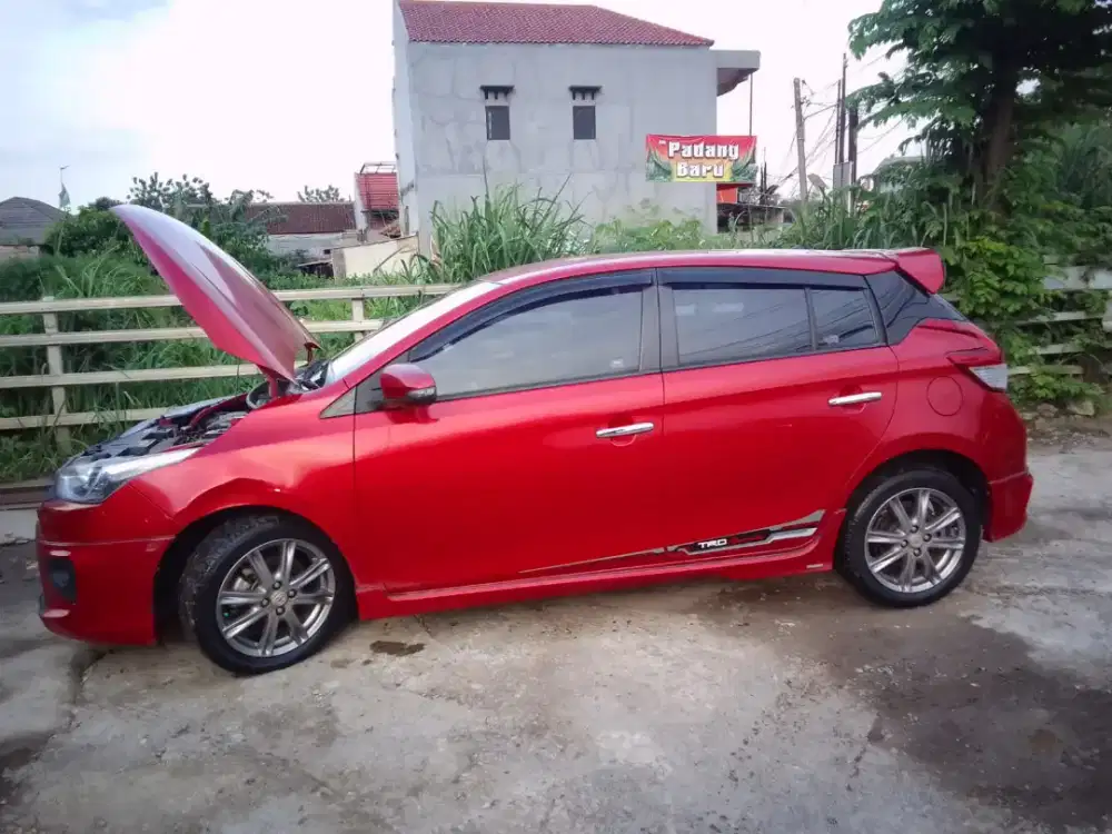 Dijual mobil Yaris tahun 2015 1500cc manual