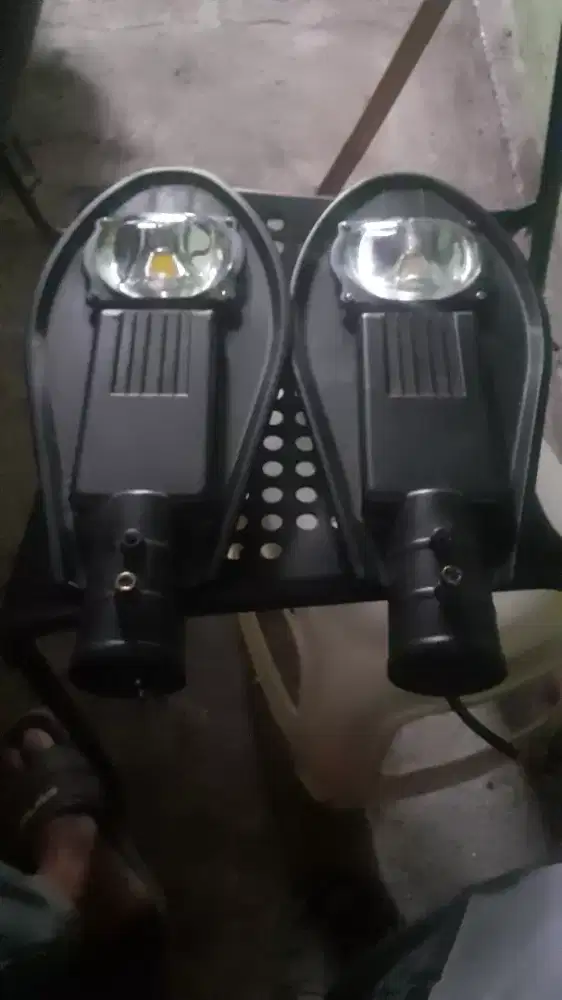 Lampu Jalan Warna Putih & Kuning