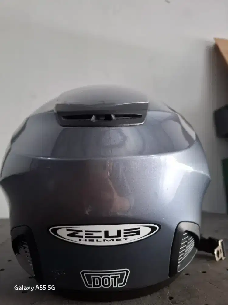 Helm Zeus abu-abu