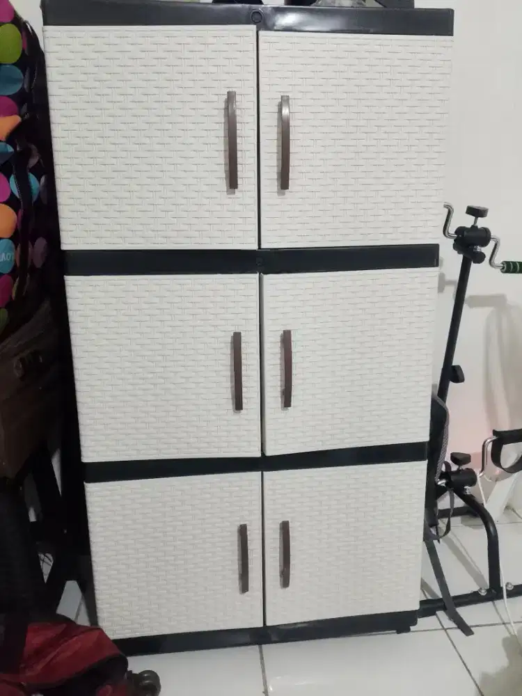 Lemari plastik besar