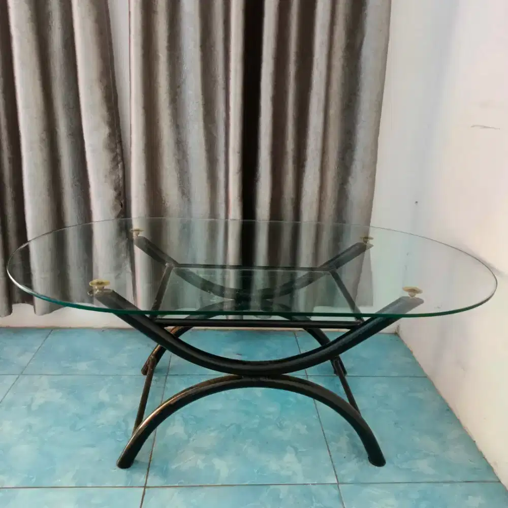 Meja tamu kaca oval