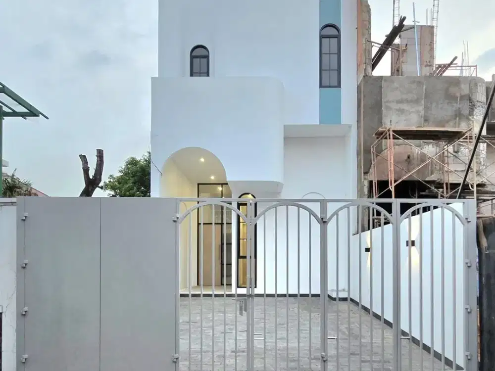 Jual Rumah Little Santorini Dekat Perbatasan Meruya Jakbar