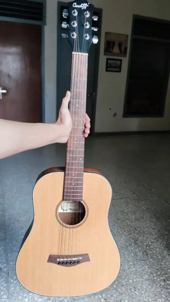 Gitar akustik Cowboy.