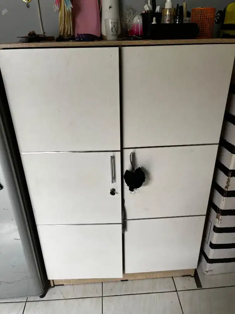Lemari kayu, kokoh. Second hand