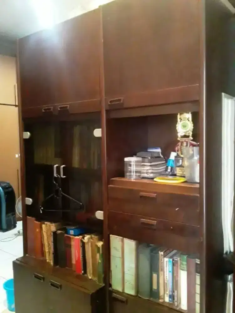 Lemari Buku antik