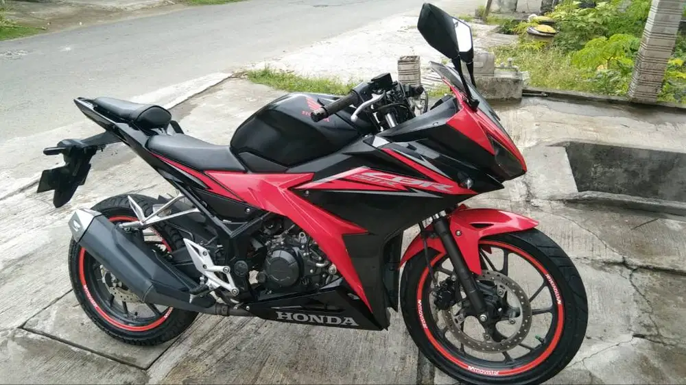 Dijual motor kesayangan CBR 150R