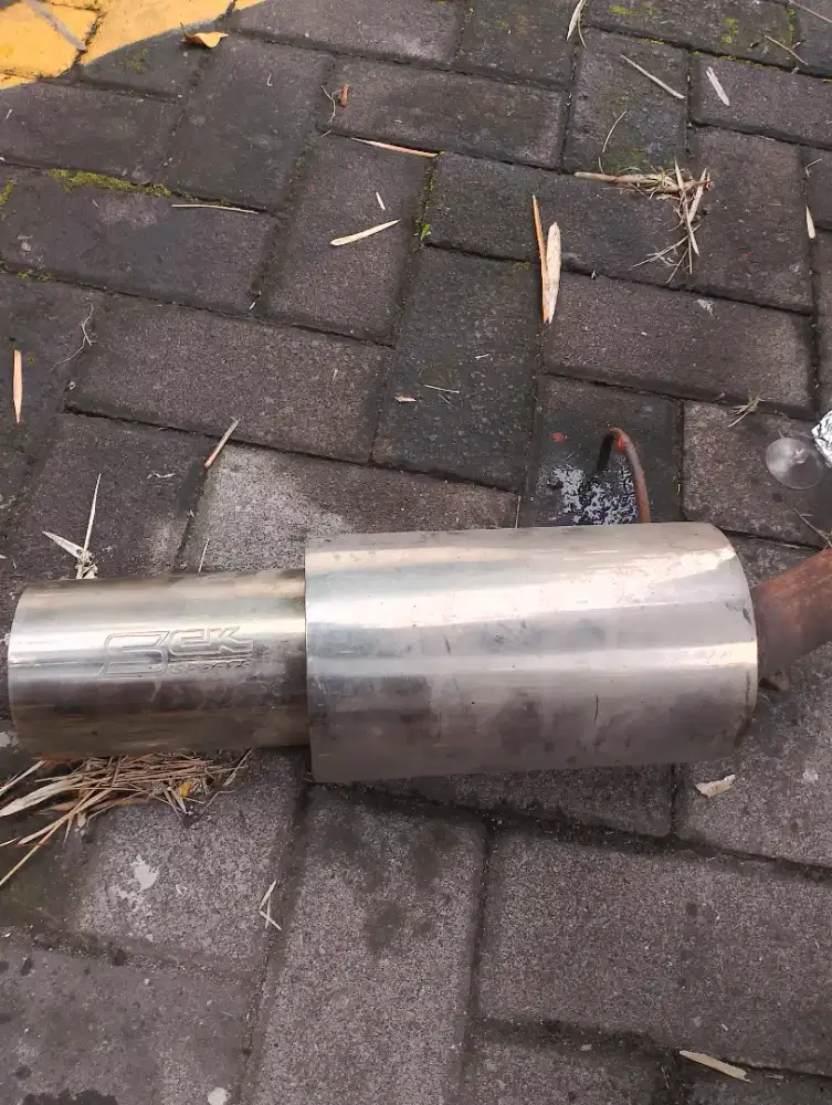 Knalpot bekas di mobil xenia