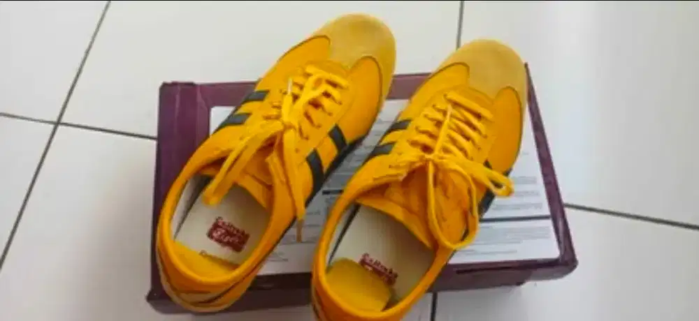 Sepatu Onitsuka Tiger Deluxe Yellow Black Uk.38
Baru 2x pakai