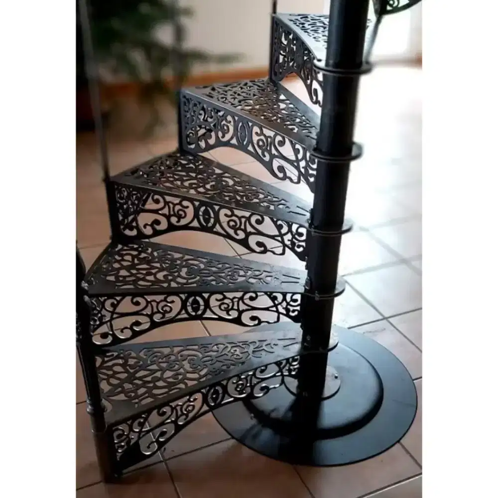 Tangga putar trap besi trap kayu , dengan disain klasik