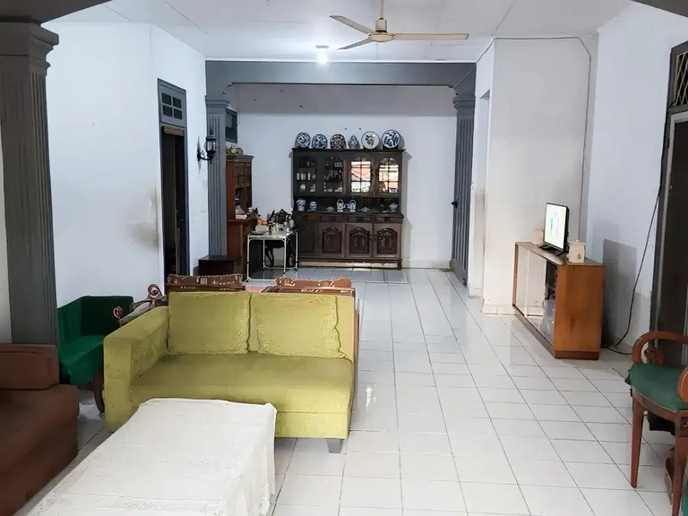 Jual Rumah Standar 2 lantai di  Pejaten Barat Luas Tanah 215m2 dengan 6 kamar tidur dengan harga 5,5M nego