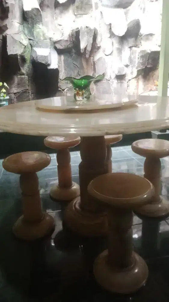 Meja makan bulat batu Onix