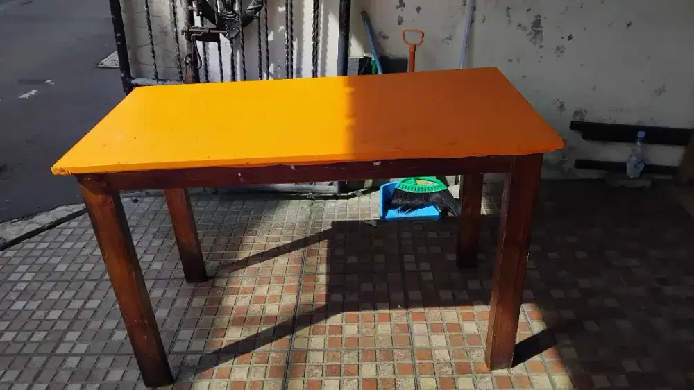 Meja kayu (untuk usaha)