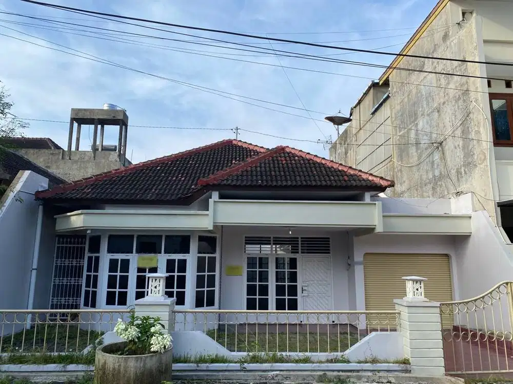 Rumah Dalam Perum Taman Griya Indah Lokasi Dekat Mirota Godean