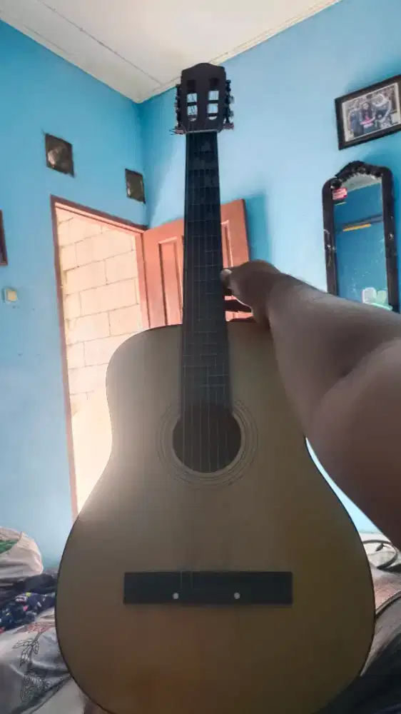 Gitar akustik ori merk tertera