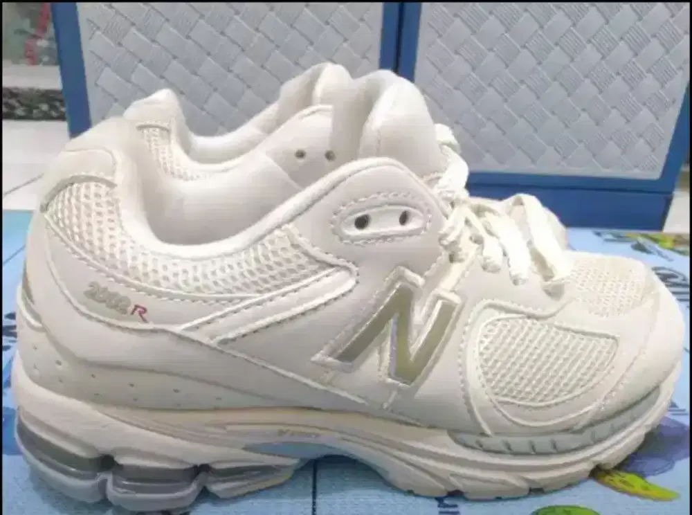 Sepatu Running New Balance 2002R