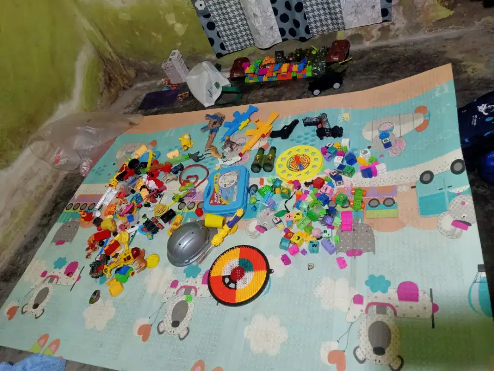 Di jual semua permainan anak2 ada kartu,pistol,bola2 karet,kasti dll