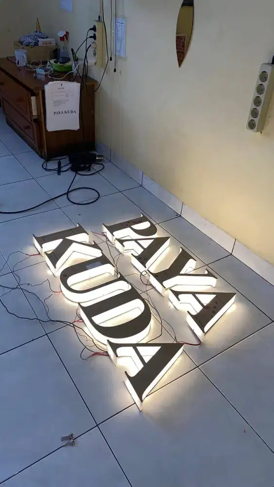 Huruf timbul akrilik lampu