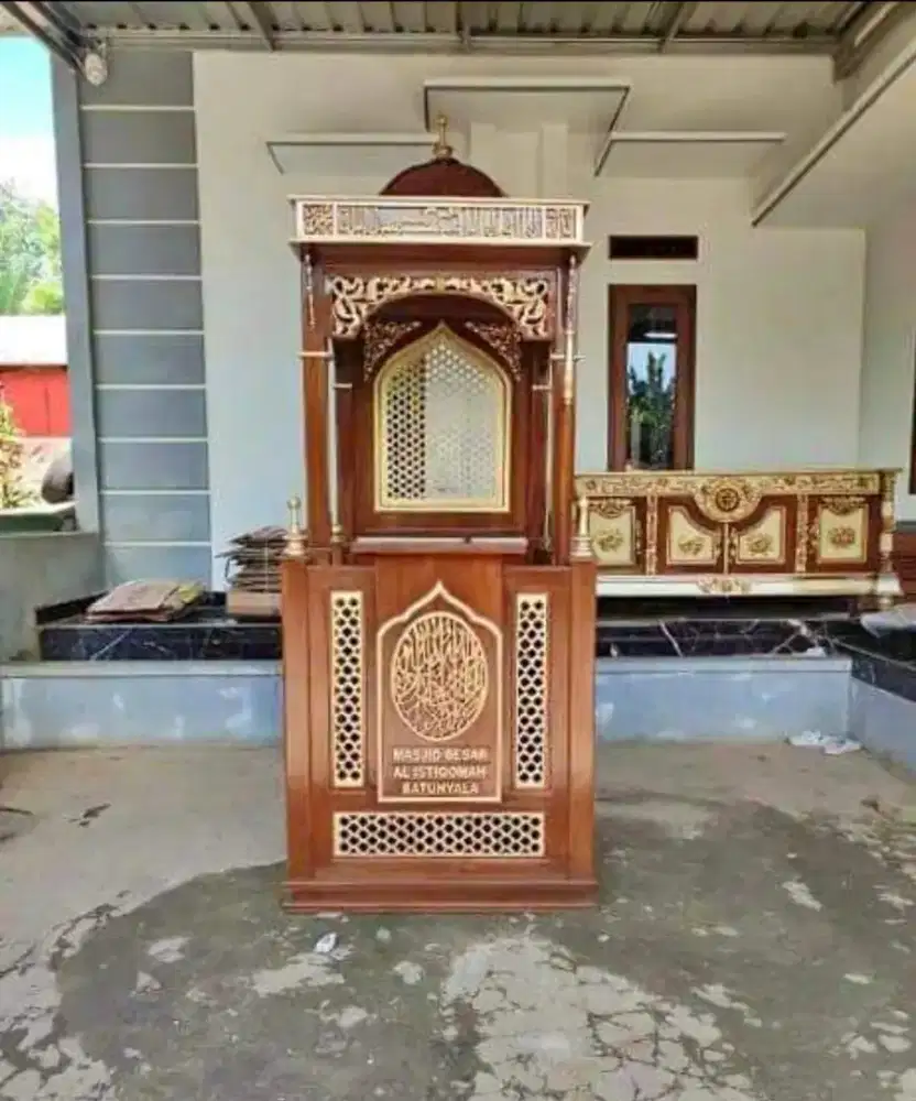 Perajin mimbar masjid