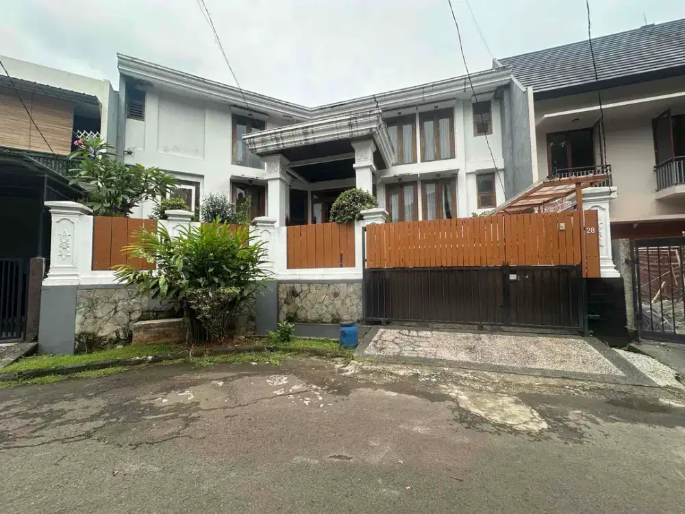 Bintaro . Swimming Pool House  mewah dengan Aksen kaya Jati dan Lantai Marmer. 5 menit ke sekolah internasional dan Mall