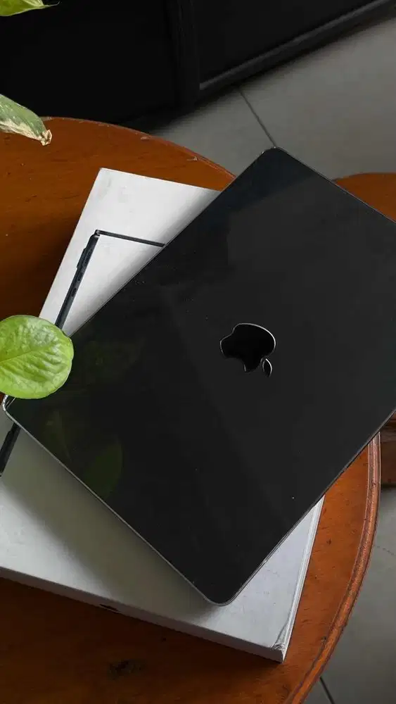 Macbook Air M3 13inch 8gb RAM/256gb SSD