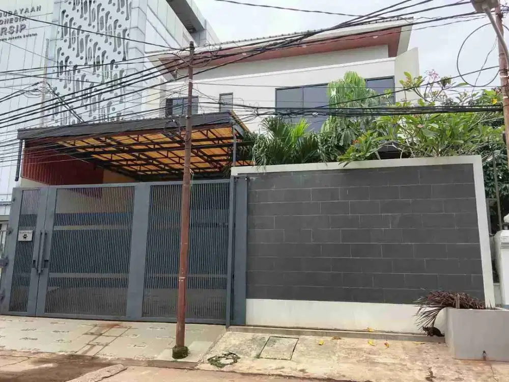 Puloraya, Kebayoran Baru,pintu masuknya dari Jln Wijaya 1, atau dari belakang kantor walikota Jaksel. Rumah baru, brand new '2024, Lt. 425/300, tkt, hrg 11,9 M nego, murah ukuran Kby baru, lokasi ok, siapa cepat, dapat.