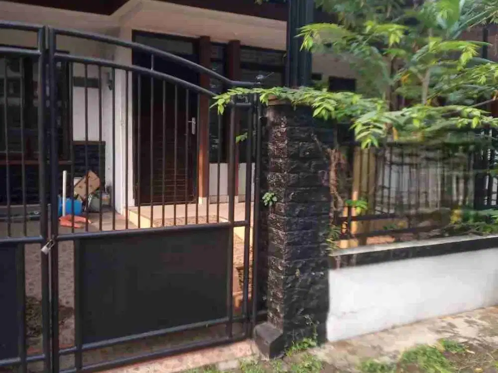 dijual rumah cantik 1 1/2 lantai siap huni