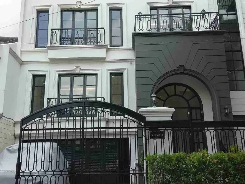 Kerinci 8, sblh Pakubuwono Kebayoran Baru, Jakarta Selatan. Rumah baru brand new 2025, type Classic Modern. Lt. 248/550, 4 kt, 4 km, 4 lantai, lift, basement, Attic Room, marmer, bebas banjir, jalan lebar 3 mobil longgar, strategis, lokasi ok