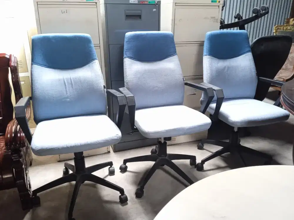 DIJUAL KURSI KANTOR MERK INFORMA HIDROLIK BERODA BERLENGAN BEKAS 85%