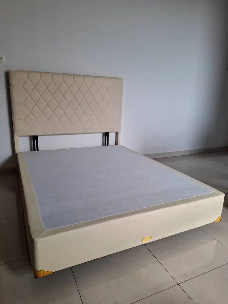 Cream White Divan Queen size Diamond motif, gratis ongkir dalam kota