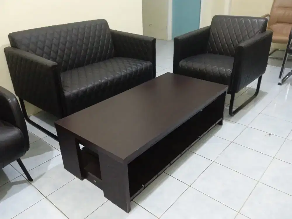 DIJUAL SET SOFA KULIT MERK INFORMA TYPE MILTON 2+1+MEJA BEKAS 95%